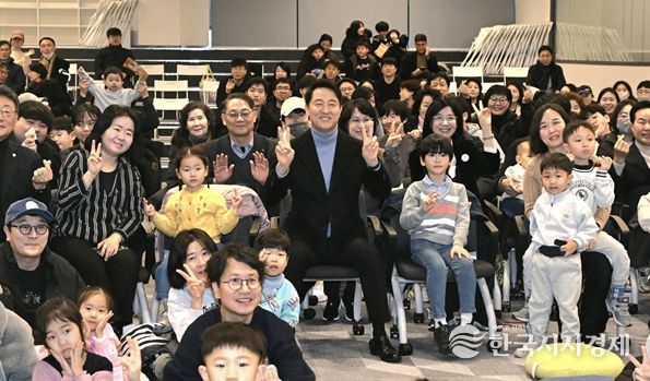 오세훈 서울시장이 24일(토) 강동중앙도서관에서 열린 ‘서울패밀리데이’ 행사 참석자들과 기념사진을 촬영하고 있다.