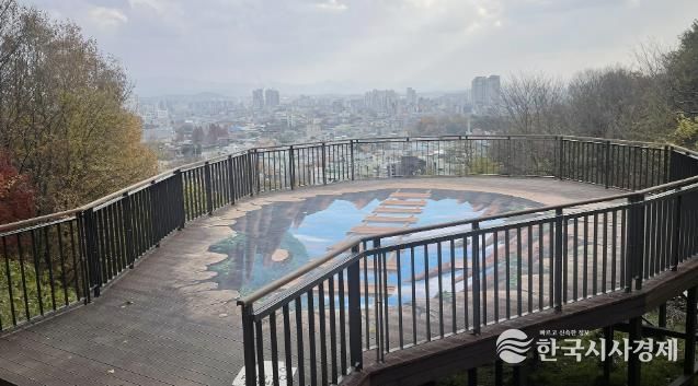 부춘산 황톳길에 조성된 전망데크