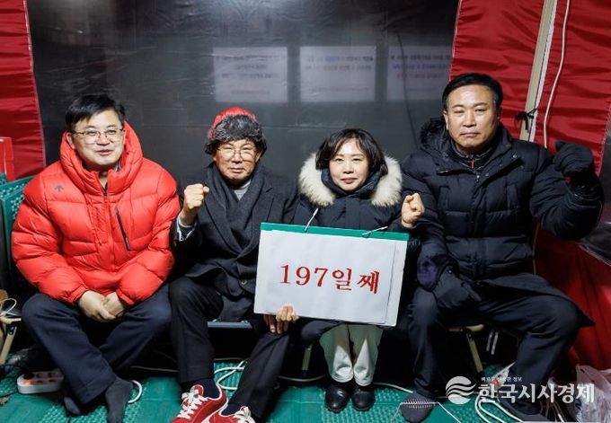 소각장반대투쟁을 이어가고 있는 마포주민지원협의체 주민감시단의 노고를 격려하는 박강수 마포구청장