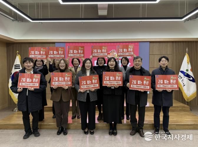 이경숙 복지국장(앞줄 오른쪽 세번째)이 23일 무한돌봄센터 운영위원회 위원들과 기념촬영을 하고 있다.