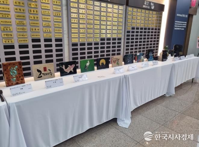 2025학년도 전북대학교 지역산업학과 재학생 졸업작품 전시회(목칠공예품 등)