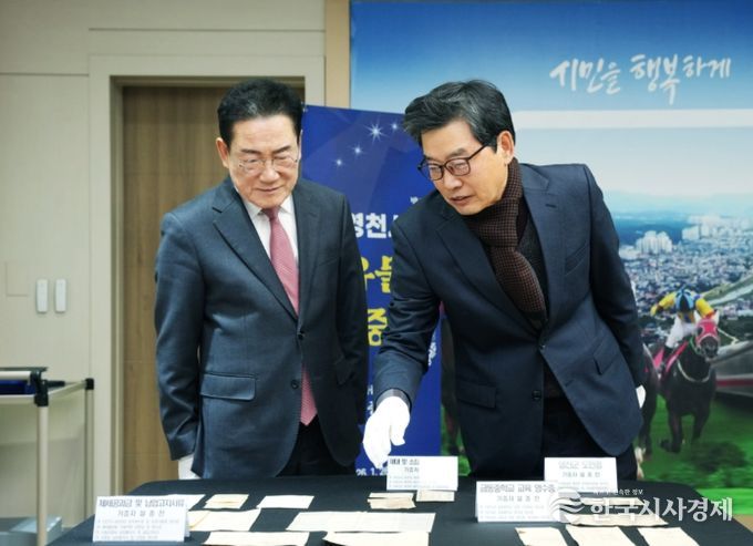 지난 26일 설종찬 씨가 영천시에 유물 64점을 무상 기증했다
