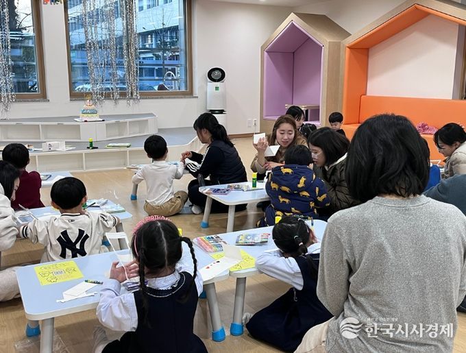 ‘가족의 시간들’및 부모와 자녀가 함께하는 연계 책놀이 운영