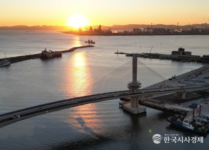 해오름대교 일출 사진.