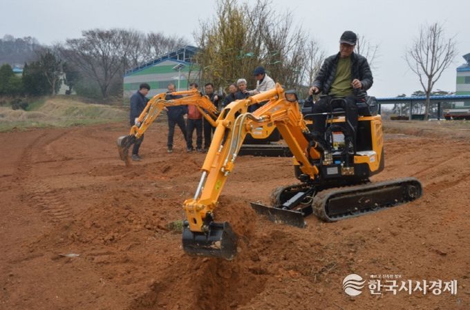 농업용 소형중장비·드론 자격 취득 지원