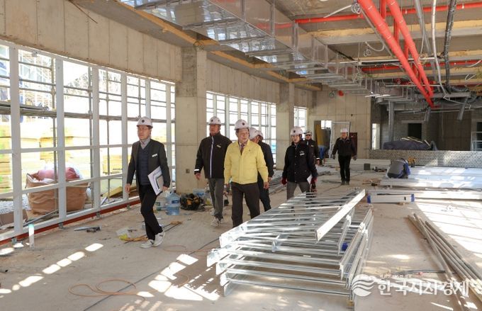 고성군수, 고성군 의회 의장 해양치유센터 건립사업 추진상황 점검