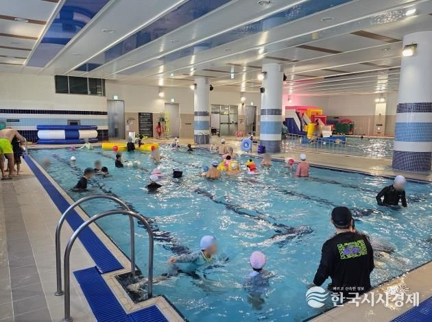 파주시, 2026년 첫 번째 스포츠센터 가족 물놀이장 성황리에 운영 종료