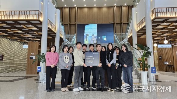 1. 천안박물관이 문화체육관광부 주관 ‘2025년 전국 공립박물관 평가인증’에서 우수기관으로 선정돼 기념촬영을 하고 있다.