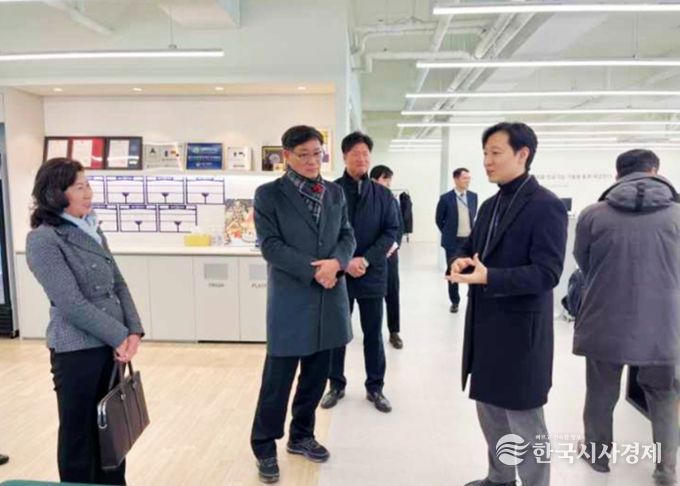 함양군은 지난 30일 인천광역시에 있는 ‘몬드리안 AI’ 본사를 방문해 오리드코리아 주식회사 최중림 대표, 몬드리안 에이아이(주) 홍대의 대표 등 투자사 대표를 만나, ‘함양 AI 데이터센터’ 투자 진행 현황을 논의했다고 밝혔다.