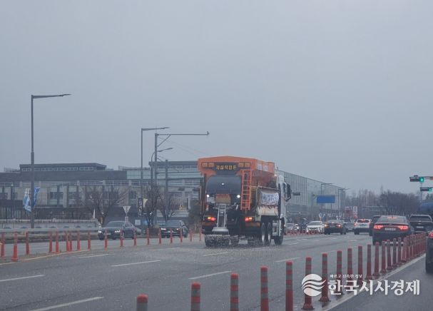 지난 1월 11일 제설차량으로 도로에 제설제를 살포하는 모습.