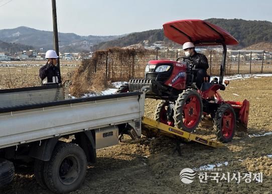 천안시농업기술센터가 농업기계 운반서비스를 운영하고 있다.