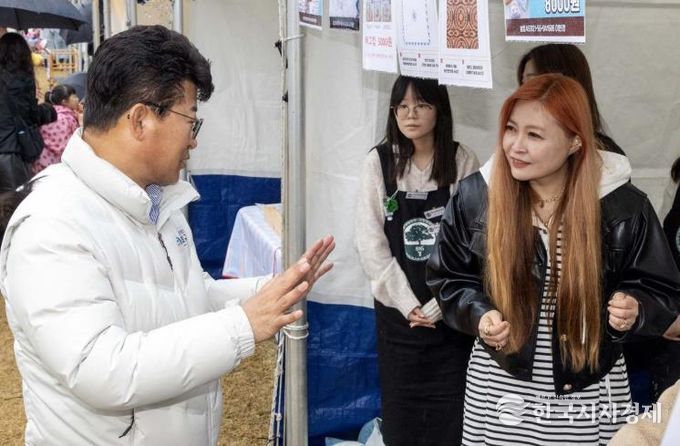 최충규 대덕구청장(사진 왼쪽)이 ‘2025 대덕물빛 축제’ 플리마켓 운영자를 격려하고 있다.