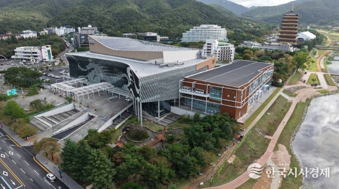 경주시는 경주화백컨벤션센터 바로 옆에 별동으로 지어진 국제미디어센터를 일반건축물로 전환해 APEC 정상회의 이후에도 국제회의와 전시 등 마이스(MICE) 인프라로 활용할 계획이다.