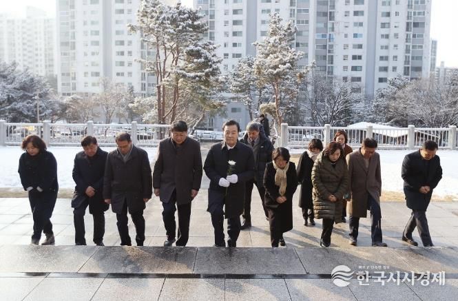 김성제 의왕시장, 시정 복귀…첫 행보로 현충탑 신년 참배