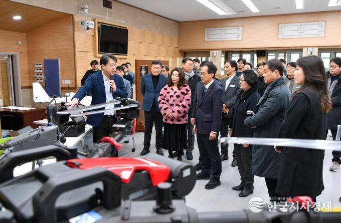 주관사에서 온디바이스 AI기술이 탑재된 드론을 설명하고 있다