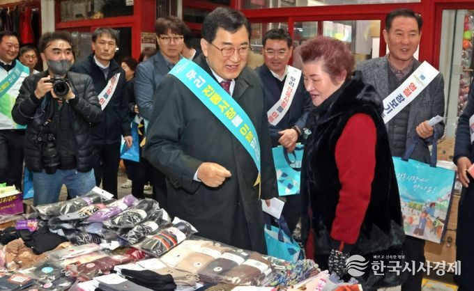 지난해 설 명절을 앞두고 주낙영 경주시장이 전통시장을 찾아 시민·상인들과 소통하며 민생 현장을 점검하고 있다.