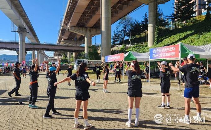 건강 뜀 프로젝트에 참여해 달리기전 몸을 푸는 사람들