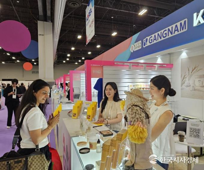 지난해 7월 라스베가스 코스모프로프 전시회_강남관에서 현장 바이어 응대