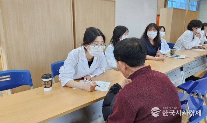 부여군노인종합복지관-전국 한의대 학생과 한방 의료봉사 활동