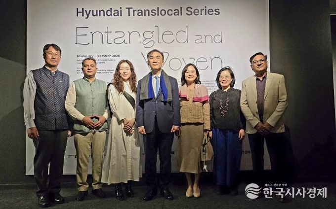 좌부터 황일용 주인도 한국문화원장, 마노즈 라나 인도국립공예박물관장, 이지영 큐레이터, 이성호 주인도 한국대사 내외, 강재영 감독