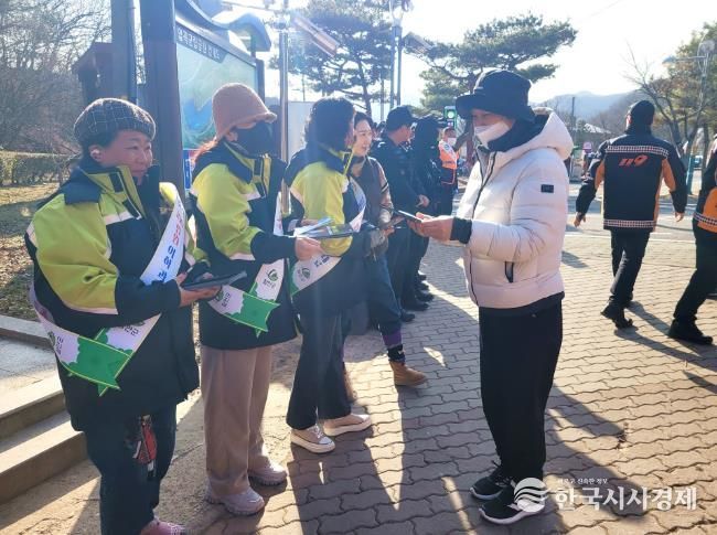 함안군, 읍면 및 관계기관 합동 ‘동시 산불 예방 캠페인’ 실시_산불 예방 홍보물과 안내물 배포 사진.