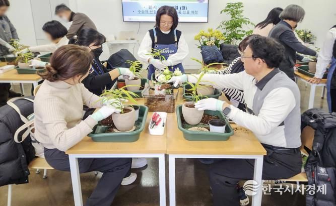 지난 2월 9일 시작한 ‘서초정원사 양성 교육’에서 교육생들이 교육을 받고 있다.