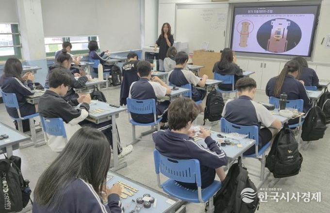 지난해 7월 당곡중학교에서 진행된 미래형 전기자동차 제작 교육 프로그램