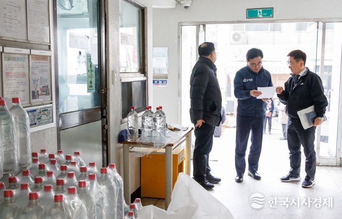 진교훈 강서구청장(가운데)이 단수로 불편을 겪고 있는 방화동의 한 아파트를 찾아 주민 피해 현황을 살피고 있다.