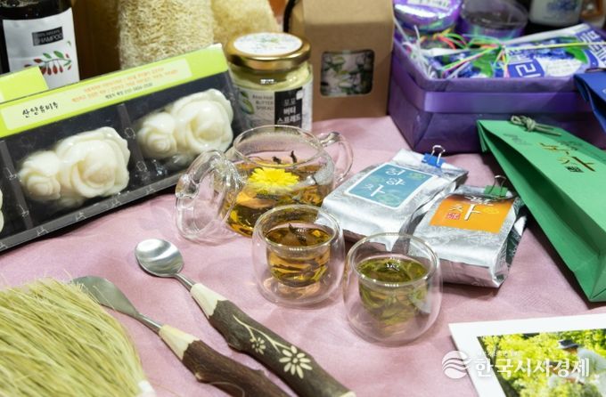 지난해 농업인의 날 행사에서 청양군 품목농업인연구연합회 경진대회 전시 현장. 향진주 쌀, 구기자, 배, 사과 등 다양한 농·특산물이 전시되어 청양 농업의 우수성을 널리 알렸다