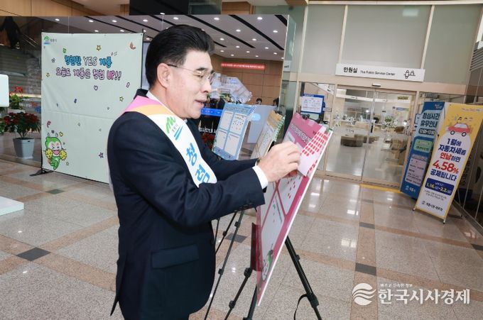 충남 계룡시는 12일 설 명절을 맞아 공직사회 내 청렴 문화를 확산하고, 투명한 공직 기강 확립을 위해 ‘출근길 청렴 UP! 캠페인’을 실시했다.