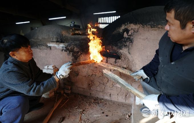 강진군 화목가마에 불 지피는 도공