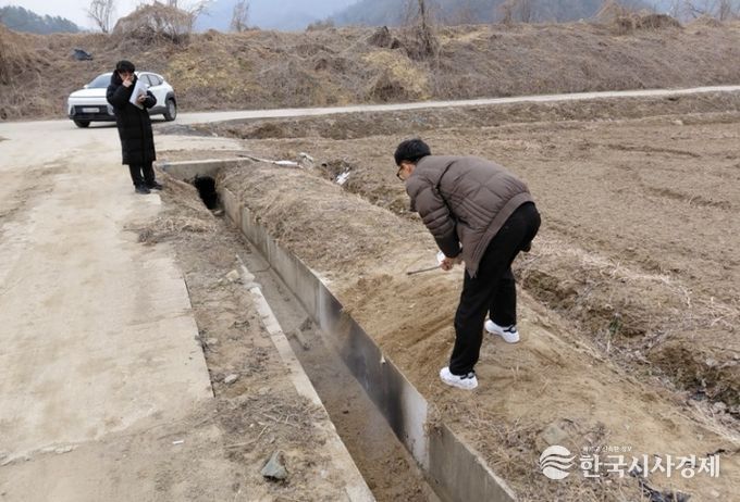 안전정책과 특별점검반이 불정면 하문리에서 제방을 점검하고 있다.