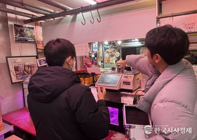 전통시장 내 정육점 저울에 대한 특별점검이 이뤄지고 있다.