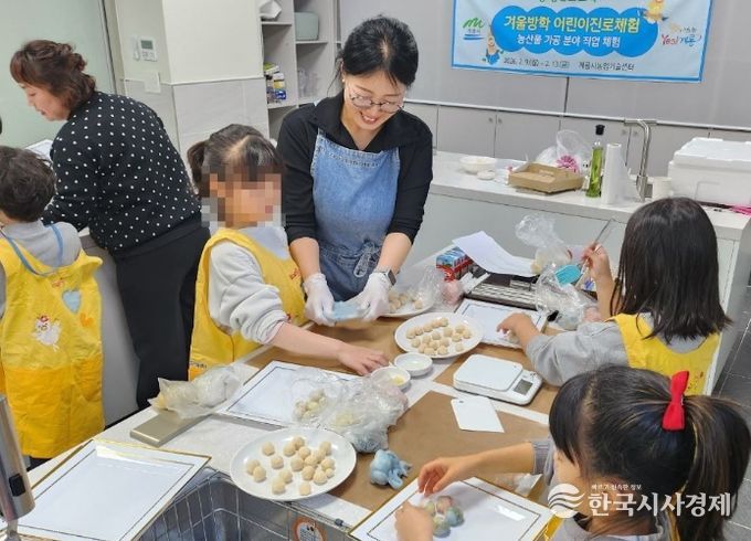 충남 계룡시는 지난 9일부터 13일까지 ‘어린이 진로체험’ 과정을 진행하여 관내 초등학생들의 큰 호응을 얻었다.