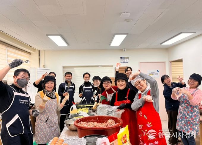 ‘설 명절 모둠전 나눔 행사’참여자들이 기념촬영을 위해 포즈를 취하고 있다.