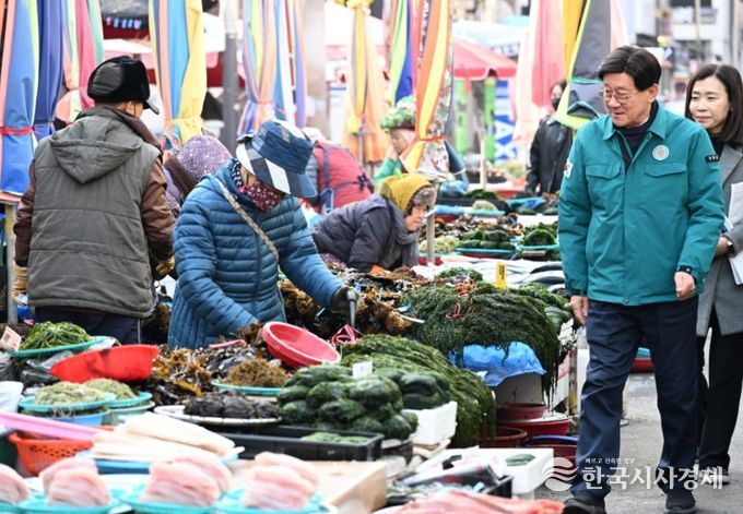 정종복 기장군수가 설을 맞아 기장시장 현장점검을 하고 있다.