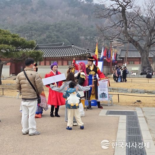 지난 14일 화성행궁 광장에서 타임슬립 화성행궁 이벤트를 열고 있다.