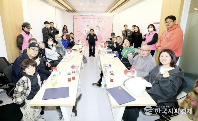 지난해 11월 서대문 내품애(愛)센터에서 열린 유실·유기동물 입양식에서 이성헌 서대문구청장(가운데)과 관계 주민 및 직원들이 기념 촬영을 하고 있다