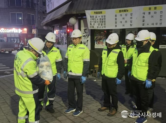 현장 정비 작업 전 안전 사항 등 관련 교육을 받고 있다.