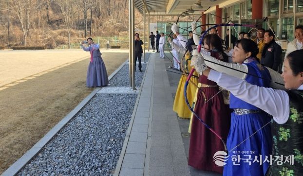 지난 21일 밀양시 국궁장에서 ‘제10회 밀양시궁도협회장배 궁도대회’ 경기가 진행되는 모습