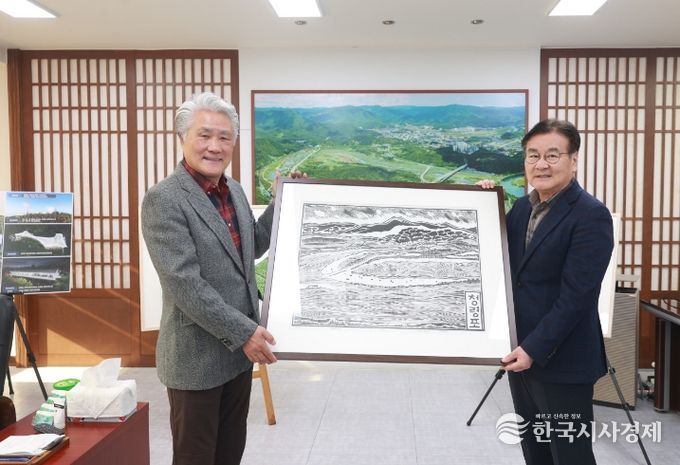 양태수 작가, 영월 풍경 담은 목판화 30점 기증