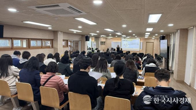 강북교육지원청이 23일 달천고에서 교직원을 대상으로 '학생맞춤통합지원 찾아가는 설명회'를 열고있다.