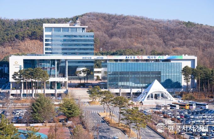 1. 천안시청 전경.