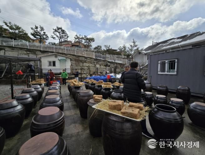동두천시 생연1동 주민자치회, ‘정월 맞이 전통 장 담그기’ 행사 성료