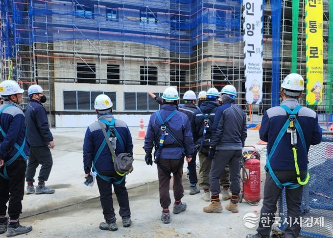 합동안전점검반이 관내 대규모 건축공사현장에서 안전점검을 하고 있다.