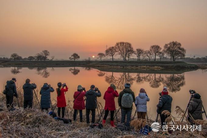 남도풍경연구소 소속 사진작가들이 동섬에서 떠오르는 해를 촬영하고 있는 모습.(사진 제공-나주시)