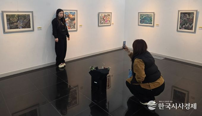 안견문화제 전국청소년미술공모전 선정작 전시 관람객