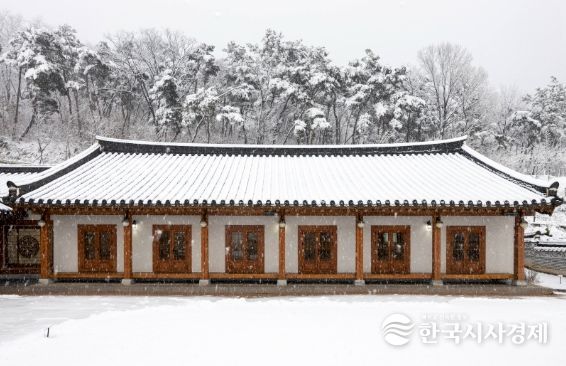 봄꽃 대신 눈꽃 핀 향사아트센터, 24일 저녁까지 설경