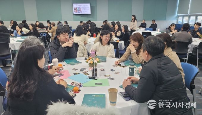 울산 초등과 특수학교 혁신자치부장들이 25일 본청 외솔회의실에서 열린 연수에 참석해 모둠 활동을 하고있다.