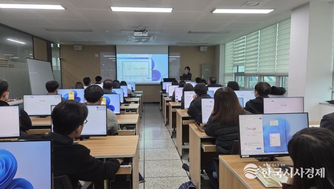북구는 24일과 25일 평생학습관 IT룸에서 전문강사를 초청해 간부공무원 AI 활용 실습 교육을 운영, 실제 AI 프로그램을 활용한 실습을 진행했다.